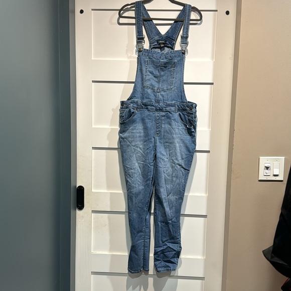 Women’s Skinny Jeans Overalls - Picture 4 of 6